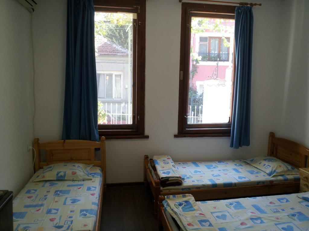 Old House Hostel Burgas Ruang foto